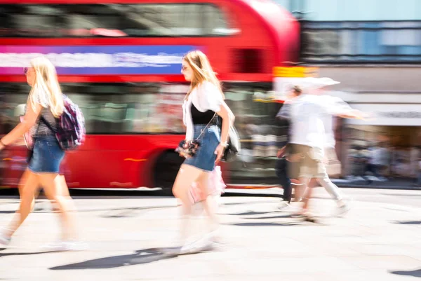 Londra, İngiltere - 26 Haziran 2019: Yaz günlerinde Regent sokağında yürüyen insanların güzel hareket bulanıklığı. Başkentin yoğun yaşamı.