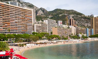 Monako, Montecarlo - 17 Eylül 2018: Montecarlo plajı ve prenses Grace bulvarı manzaralı konutlar