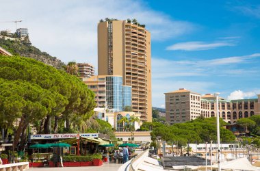 Monako, Montecarlo - 17 Eylül 2018: Montecarlo plajı ve prenses Grace bulvarı manzaralı konutlar