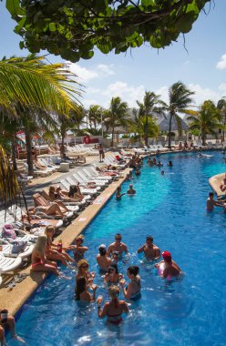 Meksika, Cancun - 15 Şubat 2018: Havuzda dinlenen ve güneşlenen bir grup genç. Cancun Büyük Piramit eğlenceli kompleks