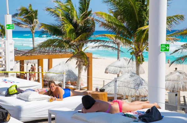 Mexico Cancun February 2018 Group Young People Relaxing Playing Sunbathing — Stock Photo, Image