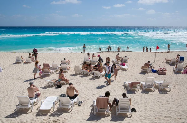 Mexico Cancun February 2018 Group Young People Relaxing Playing Sunbathing — Stock Photo, Image