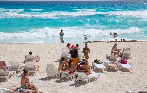 Mexico Cancun February 2018 Group Young People Relaxing Playing Sunbathing — Stock Photo, Image