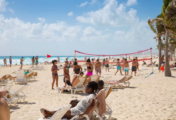 Mexico Cancun February 2018 Group Young People Relaxing Playing Sunbathing — Stock Photo, Image