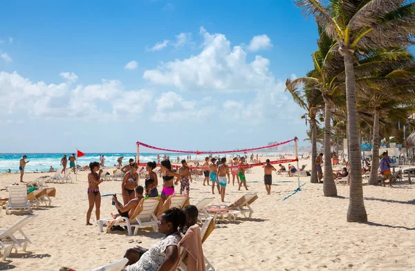 Mexico Cancun February 2018 Group Young People Relaxing Playing Sunbathing — Stock Photo, Image