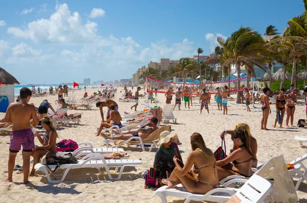 Mexico Cancun February 2018 Group Young People Relaxing Playing Sunbathing — Stock Photo, Image