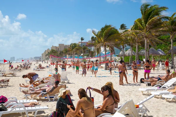 Mexico Cancun February 2018 Group Young People Relaxing Playing Sunbathing — Stock Photo, Image