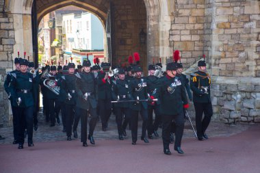 Windsor, İngiltere - 5 Mayıs 2018: Windsor kalesi. Nöbetçiler görev değiştiriyor.