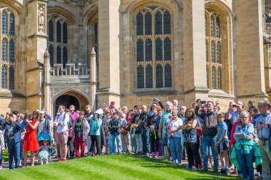 Windsor, İngiltere - 5 Mayıs 2019: Windsor kalesi Prens Harry ve Meghan Markle'ın kraliyet düğünlerini kutlamaya hazırlanıyor. Muhafızların ve yürüyüş orkestrasının provası. Bir sürü insan izliyor.