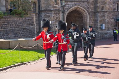 Windsor, İngiltere - 5 Mayıs 2018: Windsor kalesi. Nöbetçiler görev değiştiriyor.
