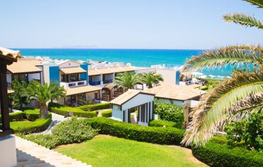 Hersonissos, Girit, Yunanistan- 17 Temmuz 2019: Güzel bahçe ve mermer dekore edilmiş patikalarla çevrili Kraliyet villalarının köy tarzı yerleşimine sahip 5 yıldızlı Aldemar Knossos Royal Hotel