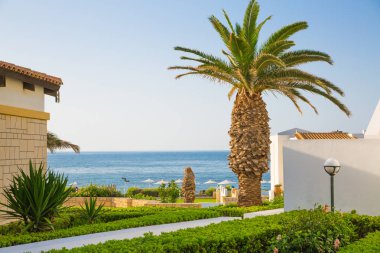 Hersonissos, Girit, Yunanistan- 17 Temmuz 2019: Güzel bahçe ve mermer dekore edilmiş patikalarla çevrili Kraliyet villalarının köy tarzı yerleşimine sahip 5 yıldızlı Aldemar Knossos Royal Hotel