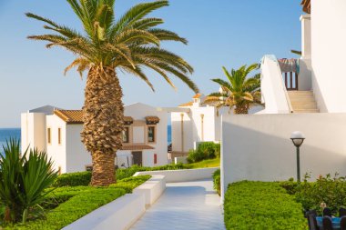 Hersonissos, Girit, Yunanistan- 17 Temmuz 2019: Güzel bahçe ve mermer dekore edilmiş patikalarla çevrili Kraliyet villalarının köy tarzı yerleşimine sahip 5 yıldızlı Aldemar Knossos Royal Hotel