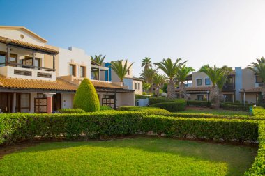 Hersonissos, Girit, Yunanistan- 17 Temmuz 2019: Güzel bahçe ve mermer dekore edilmiş patikalarla çevrili Kraliyet villalarının köy tarzı yerleşimine sahip 5 yıldızlı Aldemar Knossos Royal Hotel