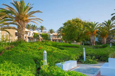 Hersonissos, Girit, Yunanistan- 17 Temmuz 2019: Güzel bahçe ve mermer dekore edilmiş patikalarla çevrili Kraliyet villalarının köy tarzı yerleşimine sahip 5 yıldızlı Aldemar Knossos Royal Hotel