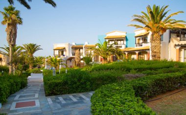 Hersonissos, Girit, Yunanistan- 17 Temmuz 2019: Güzel bahçe ve mermer dekore edilmiş patikalarla çevrili Kraliyet villalarının köy tarzı yerleşimine sahip 5 yıldızlı Aldemar Knossos Royal Hotel