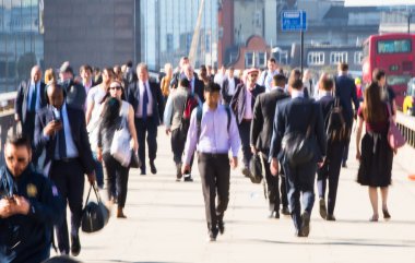 Londra, İngiltere - 19 Nisan 2018: Avrupa'nın önde gelen iş ve finans bölgesi Londra'ya giderken sabahın erken saatlerinde Londra köprüsünden geçen ofis çalışanlarının bulanık görüntüsü. Yoğun çalışma saatleri