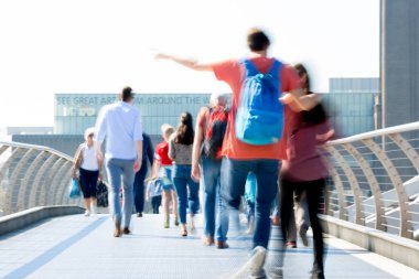 Londra, İngiltere - 19 Nisan 2018: Avrupa'nın önde gelen iş ve finans bölgesi Londra'ya giderken sabahın erken saatlerinde Londra köprüsünden geçen ofis çalışanlarının bulanık görüntüsü. Yoğun çalışma saatleri