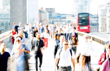 Londra, İngiltere - 19 Nisan 2018: Avrupa'nın önde gelen iş ve finans bölgesi Londra'ya giderken sabahın erken saatlerinde Londra köprüsünden geçen ofis çalışanlarının bulanık görüntüsü. Yoğun çalışma saatleri