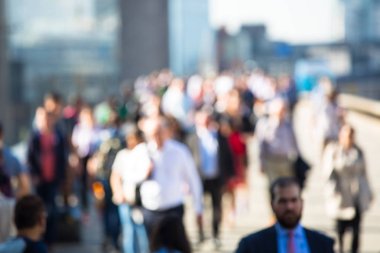Londra, İngiltere - 19 Nisan 2018: Avrupa'nın önde gelen iş ve finans bölgesi Londra'ya giderken sabahın erken saatlerinde Londra köprüsünden geçen ofis çalışanlarının bulanık görüntüsü. Yoğun çalışma saatleri