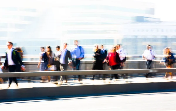 London April 2018 Blurred Image Office Workers Crossing London Bridge — Stock Photo, Image