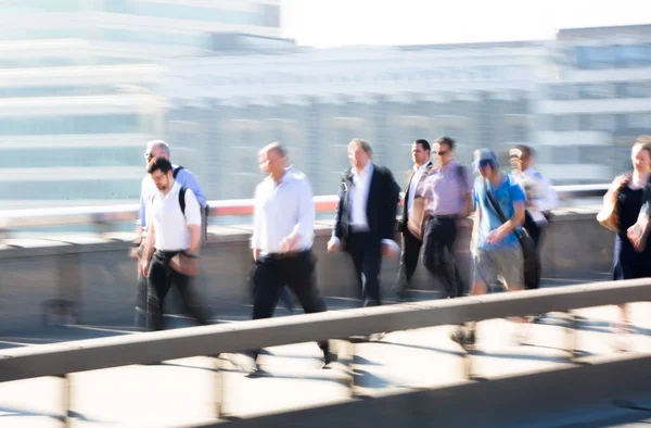 London April 2018 Blurred Image Office Workers Crossing London Bridge — Stock Photo, Image