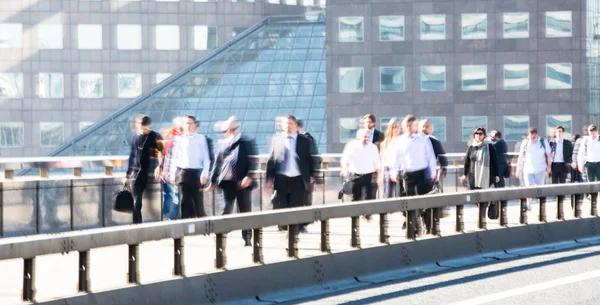 ロンドン 2018年4月19日 早朝にロンドン橋を渡るオフィスワーカーのぼやけた画像は ヨーロッパの主要なビジネスと金融エリアであるロンドン市に向かう途中でした ラッシュアワー — ストック写真