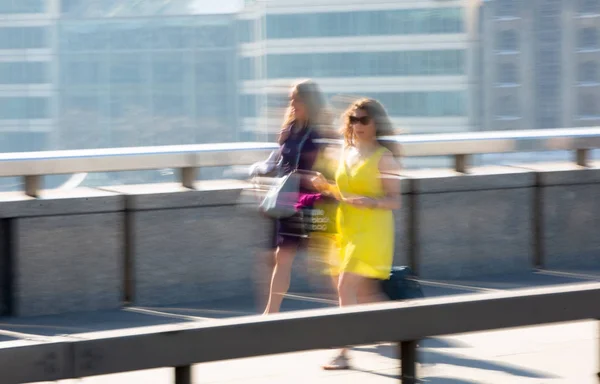 2018년 19일 유럽의 비즈니스 지역인 런던시로 아침에 다리를 건너는 사무직 — 스톡 사진