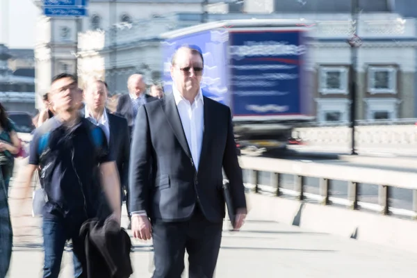 London April 2018 Blurred Image Office Workers Crossing London Bridge — Stock Photo, Image