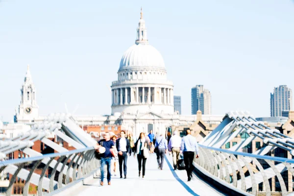 London April 2019 Suddig Bild Kontorsarbetare Som Korsar Millennium Bridge — Stockfoto