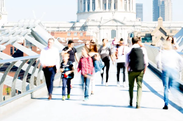 London April 2019 Suddig Bild Kontorsarbetare Som Korsar Millennium Bridge — Stockfoto