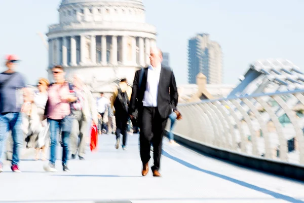 ロンドン 2019年4月19日 ヨーロッパの主要なビジネスと金融エリアであるロンドン市に向かう途中 早朝にミレニアム橋を渡るオフィスワーカーのぼやけたイメージ ラッシュアワー — ストック写真