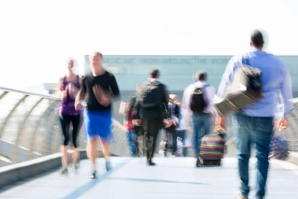 London April 2018 Blurred Image Office Workers Crossing London Bridge — Stock Photo, Image