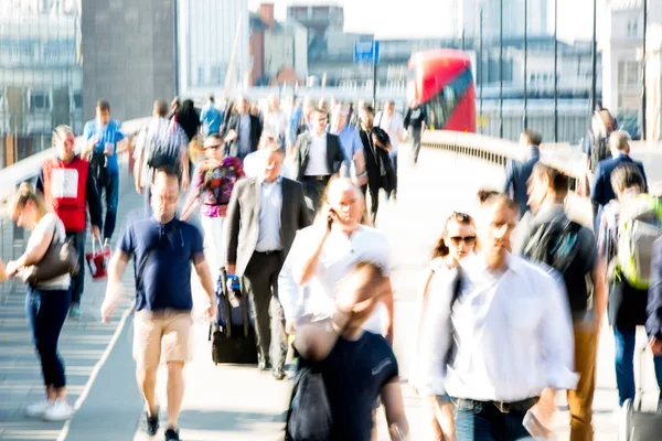 London April 2018 Blurred Image Office Workers Crossing London Bridge — Stock Photo, Image