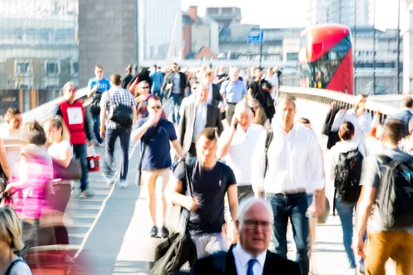 London April 2018 Blurred Image Office Workers Crossing London Bridge — Stock Photo, Image