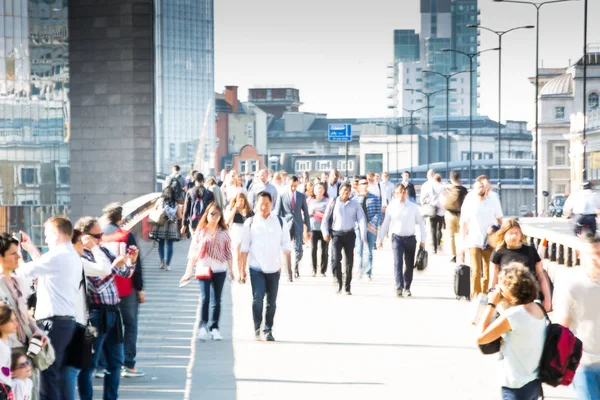 ロンドン 2018年4月19日 早朝にロンドン橋を渡るオフィスワーカーのぼやけた画像は ヨーロッパの主要なビジネスと金融エリアであるロンドン市に向かう途中でした ラッシュアワー — ストック写真