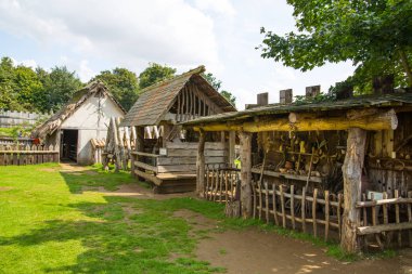 Essex, İngiltere - 31 Ağustos 2018: Ticaret evleri. Norman köyü nün yeniden inşası, 1050'ye dayanıyor. Günlük yaşam ve becerileri ortaçağ gösteri ile çocuklar için eğitim merkezi