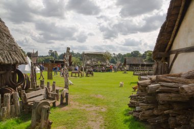 Essex, İngiltere - 31 Ağustos 2018: Ticaret evleri. Norman köyü nün yeniden inşası, 1050'ye dayanıyor. Günlük yaşam ve becerileri ortaçağ gösteri ile çocuklar için eğitim merkezi