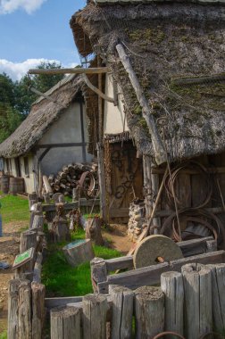 Essex, İngiltere - 31 Ağustos 2018: Ticaret evleri. Norman köyü nün yeniden inşası, 1050'ye dayanıyor. Günlük yaşam ve becerileri ortaçağ gösteri ile çocuklar için eğitim merkezi