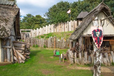 Essex, İngiltere - 31 Ağustos 2018: Ticaret evleri. Norman köyü nün yeniden inşası, 1050'ye dayanıyor. Günlük yaşam ve becerileri ortaçağ gösteri ile çocuklar için eğitim merkezi