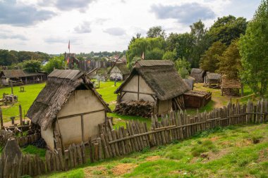 Essex, İngiltere - 31 Ağustos 2018: Ticaret evleri. Norman köyü nün yeniden inşası, 1050'ye dayanıyor. Günlük yaşam ve becerileri ortaçağ gösteri ile çocuklar için eğitim merkezi