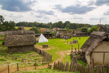Essex, İngiltere - 31 Ağustos 2018: Ticaret evleri. Norman köyü nün yeniden inşası, 1050'ye dayanıyor. Günlük yaşam ve becerileri ortaçağ gösteri ile çocuklar için eğitim merkezi