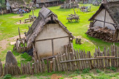 Essex, İngiltere - 31 Ağustos 2018: Ticaret evleri. Norman köyü nün yeniden inşası, 1050'ye dayanıyor. Günlük yaşam ve becerileri ortaçağ gösteri ile çocuklar için eğitim merkezi