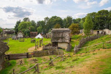 Essex, İngiltere - 31 Ağustos 2018: Ticaret evleri. Norman köyü nün yeniden inşası, 1050'ye dayanıyor. Günlük yaşam ve becerileri ortaçağ gösteri ile çocuklar için eğitim merkezi