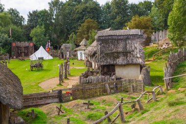 Essex, İngiltere - 31 Ağustos 2018: Ticaret evleri. Norman köyü nün yeniden inşası, 1050'ye dayanıyor. Günlük yaşam ve becerileri ortaçağ gösteri ile çocuklar için eğitim merkezi