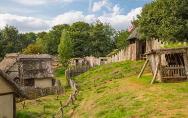 Essex, İngiltere - 31 Ağustos 2018: Ticaret evleri. Norman köyü nün yeniden inşası, 1050'ye dayanıyor. Günlük yaşam ve becerileri ortaçağ gösteri ile çocuklar için eğitim merkezi