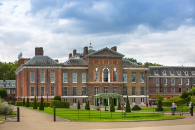 Londra, İngiltere - 2 Ağustos 2019: Kensington bahçelerinde kensington sarayı güneşli bir günde parkta yürüyen ve dinlenen insanlarla