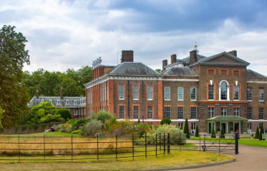 Londra, İngiltere - 2 Ağustos 2019: Kensington bahçelerinde kensington sarayı güneşli bir günde parkta yürüyen ve dinlenen insanlarla