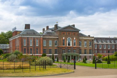 Londra, İngiltere - 2 Ağustos 2019: Kensington bahçelerinde kensington sarayı güneşli bir günde parkta yürüyen ve dinlenen insanlarla