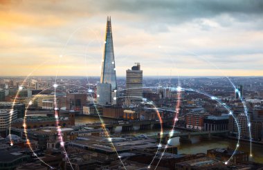 Gün batımında Londra şehri. İletişim ve iş simgeleri, ağ bağlantıları kavramı ile İllüstrasyon. Modern gökdelenler ve finansal arya. Londra, İngiltere. Ingiltere